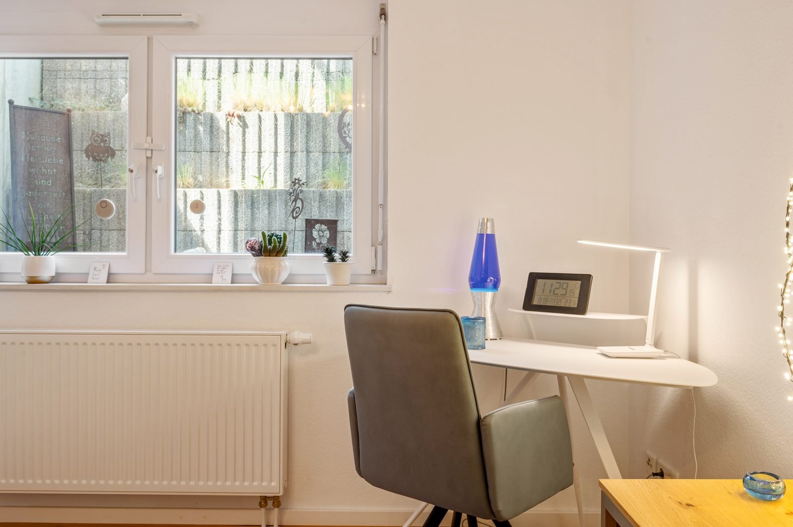 Ruhiger Arbeitsplatz mit Schreibtisch