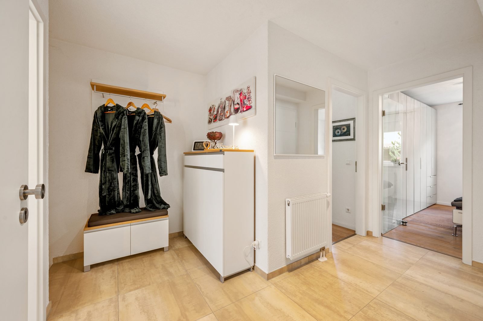 Bademäntel für jeden Gast in der Garderobe