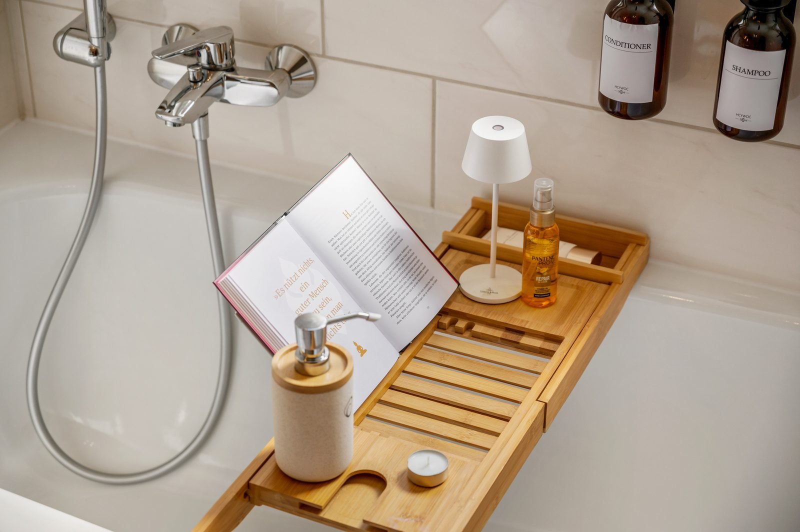 Badewanne mit Ablage, Buch und Pflegeprodukten