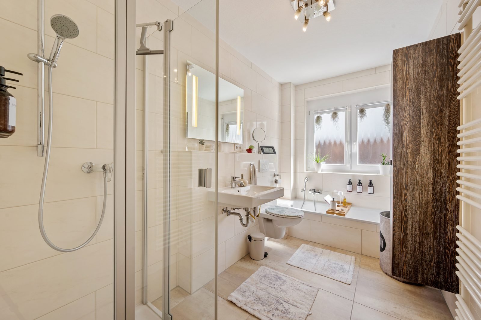 Badezimmer mit Dusche und Badewanne