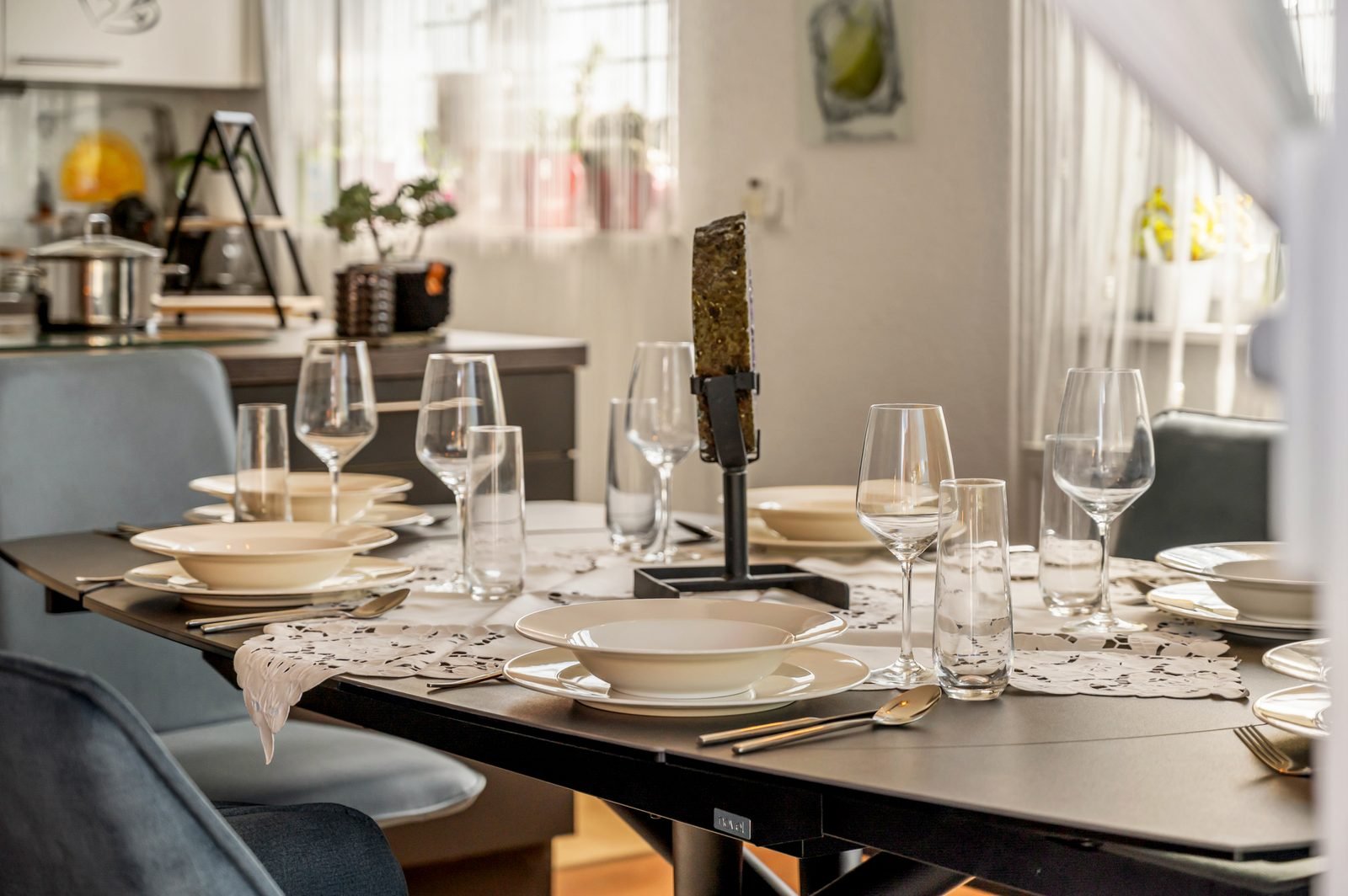 Gedeckter Esstisch im Detail