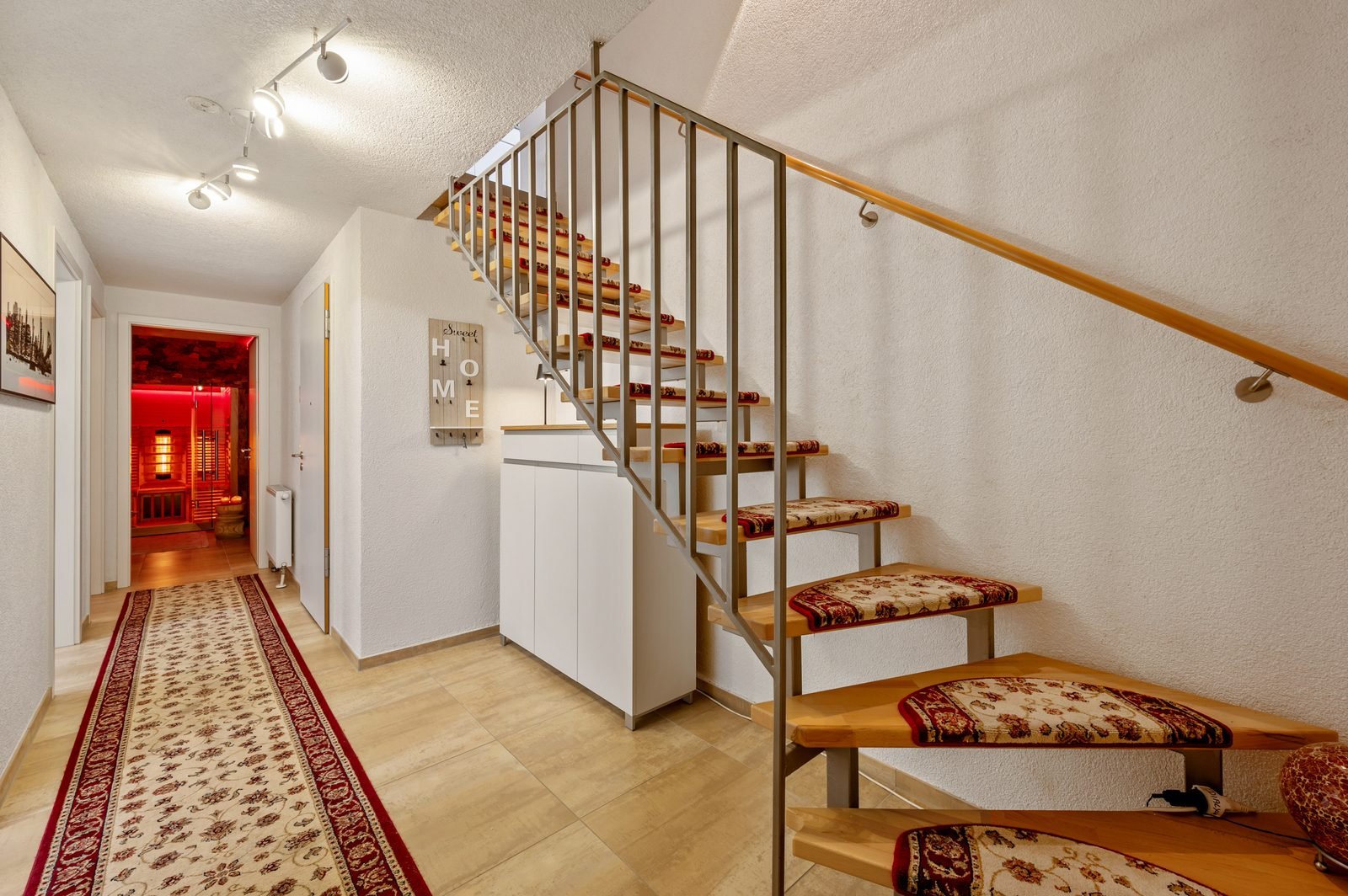 Flur mit Treppe zur oberen Etage