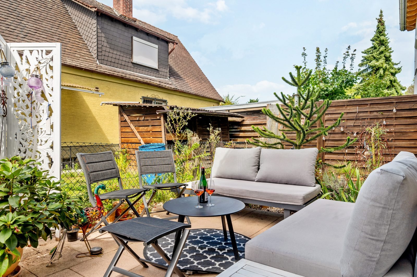 Garten mit Lounge-Möbeln