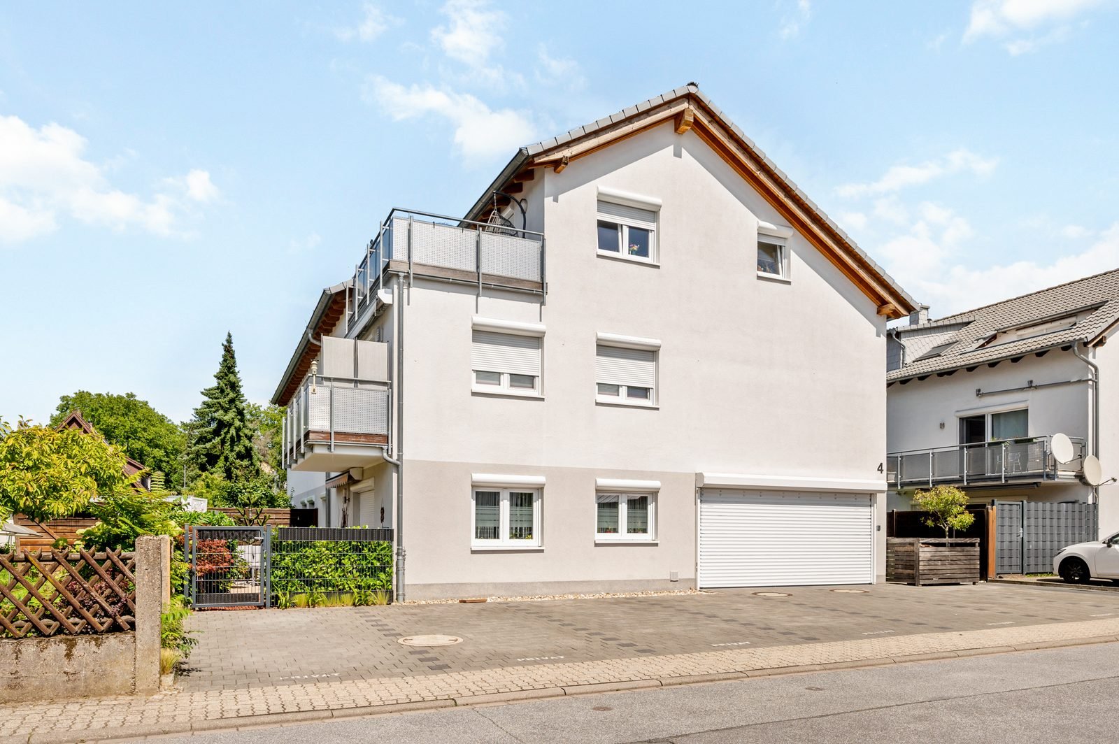 Außenansicht des Hauses mit Stellplätzen