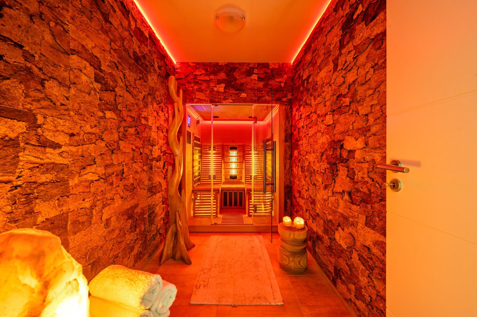 Spa-Bereich mit Infrarot-Sauna und warmem Licht