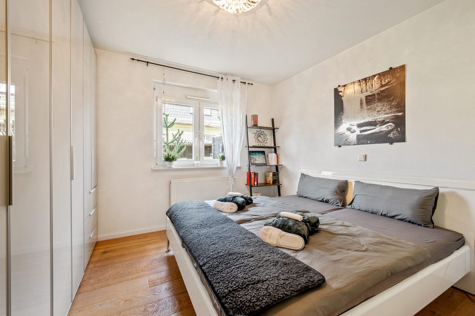 Zweites Schlafzimmer mit Doppelbett und Kleiderschrank