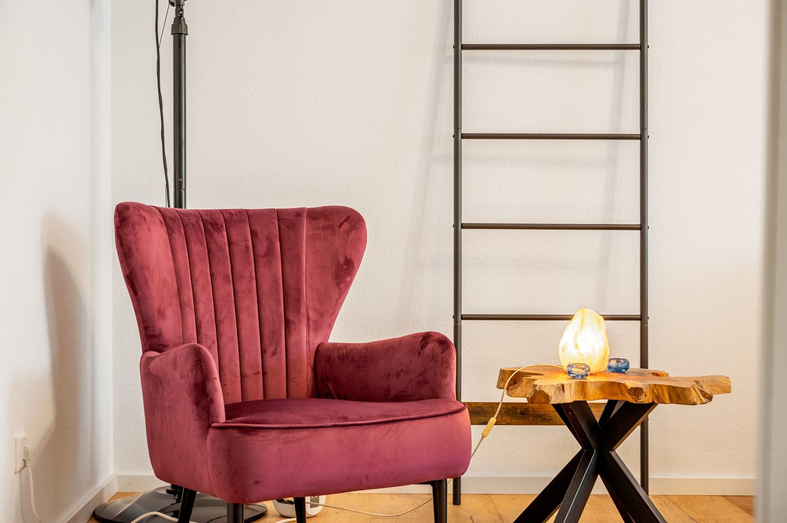 Leseecke mit Samtsessel und Salzkristall-Lampe